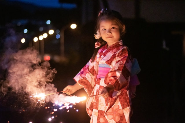 花火を楽しむ子ども