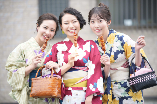 浴衣を着た女性