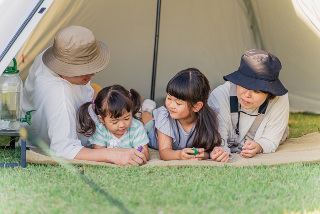 花火大会を楽しむ子連れ家族