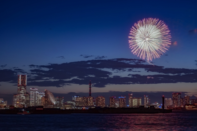 横浜みなとみらいの夜景と花火