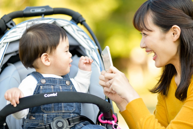 赤ちゃん連れの女性